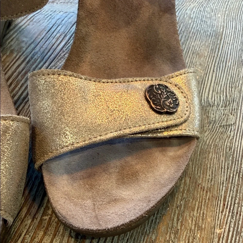 Taos Gold Carousel 2 Wedge Sandals 39/ 8
